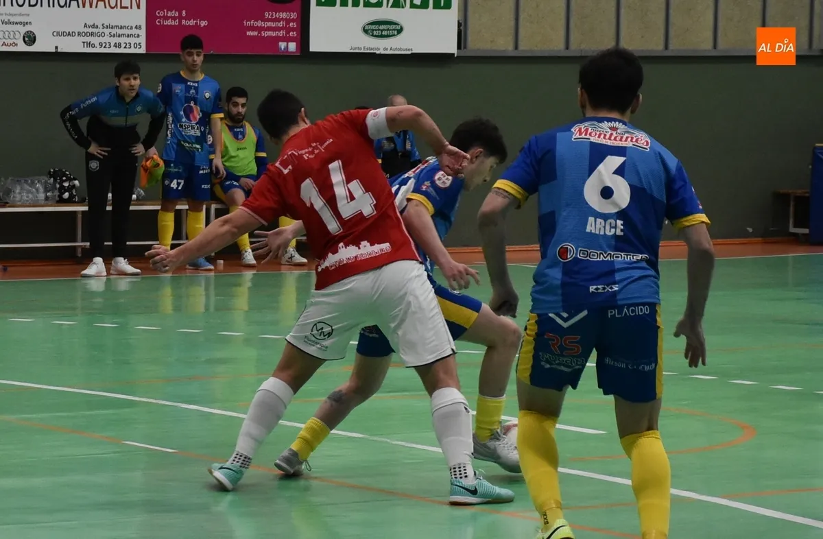 Foto 2 - El III Senior cae ante Villaquilambre en un duelo duro y parejo