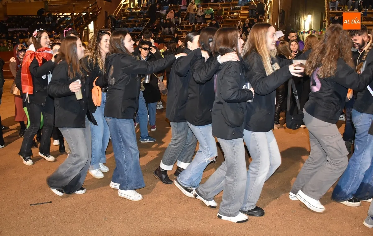 Foto 7 - Los j&oacute;venes viven sobre la arena de la Plaza su &uacute;ltimo gran encuentro en el marco del Carnaval 2025