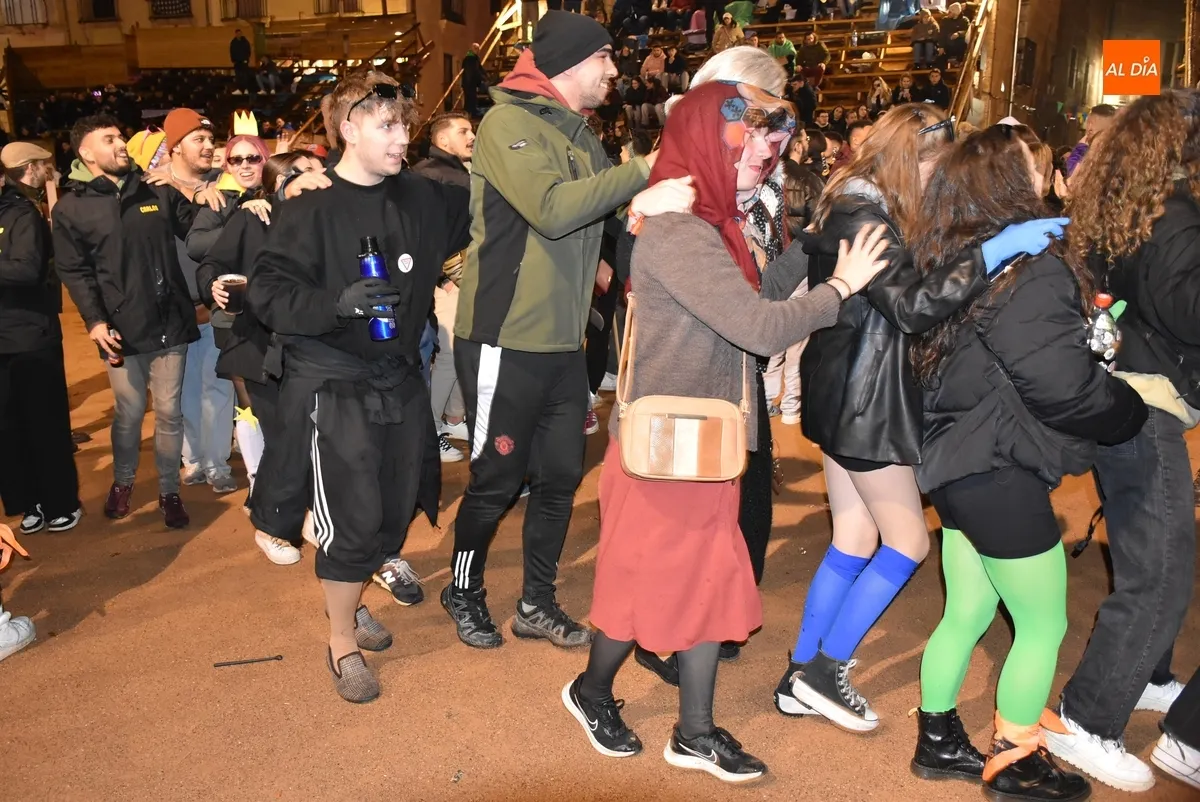 Foto 8 - Los j&oacute;venes viven sobre la arena de la Plaza su &uacute;ltimo gran encuentro en el marco del Carnaval 2025