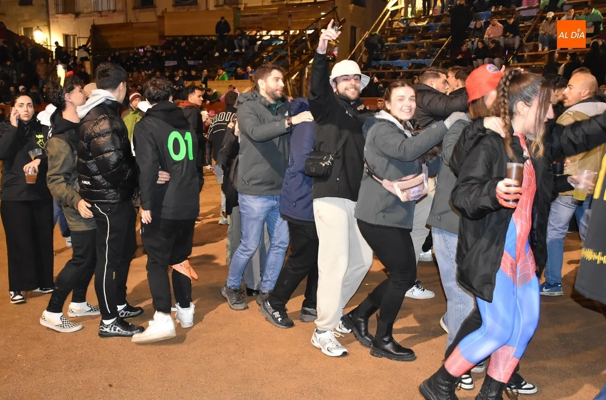 Foto 9 - Los j&oacute;venes viven sobre la arena de la Plaza su &uacute;ltimo gran encuentro en el marco del Carnaval 2025