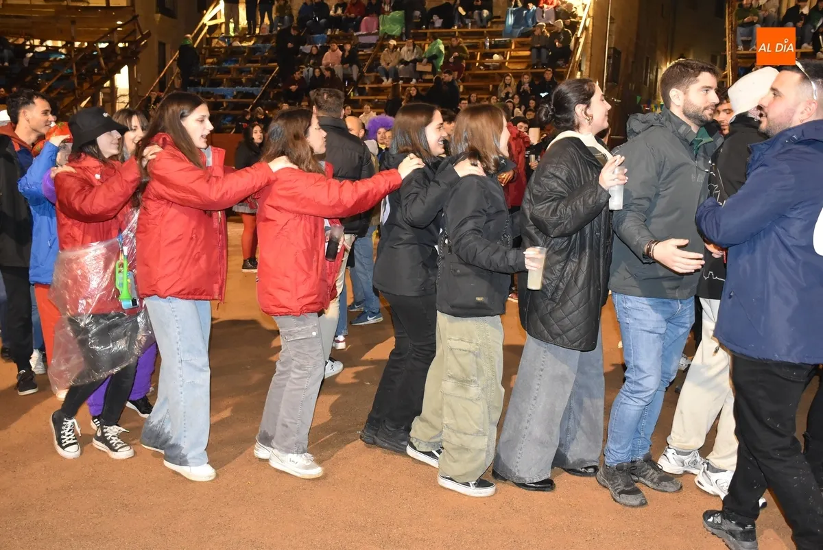 Foto 10 - Los j&oacute;venes viven sobre la arena de la Plaza su &uacute;ltimo gran encuentro en el marco del Carnaval 2025