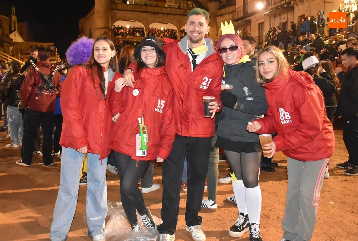 Foto 11 - Los j&oacute;venes viven sobre la arena de la Plaza su &uacute;ltimo gran encuentro en el marco del Carnaval 2025