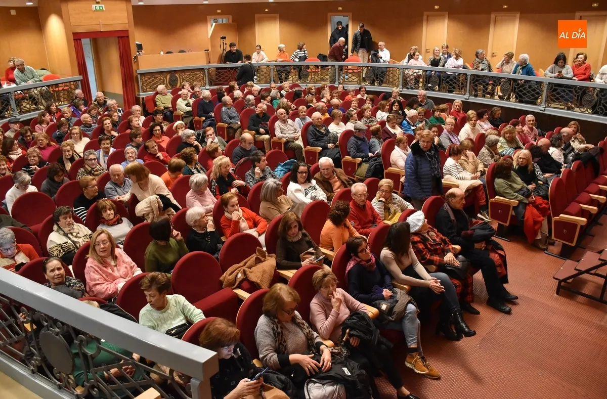 Foto 2 - Divertid&iacute;sima tarde en el Teatro de la mano de Amanecer con gran asistencia de p&uacute;blico
