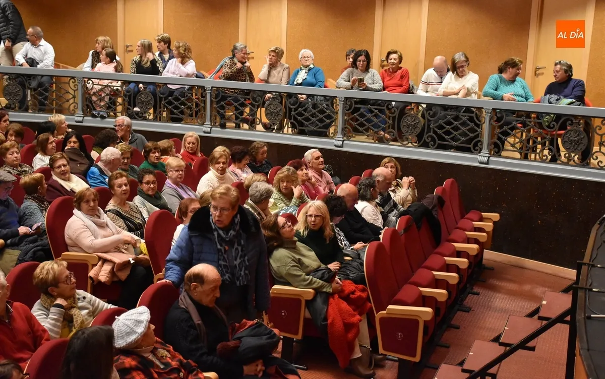 Foto 3 - Divertid&iacute;sima tarde en el Teatro de la mano de Amanecer con gran asistencia de p&uacute;blico