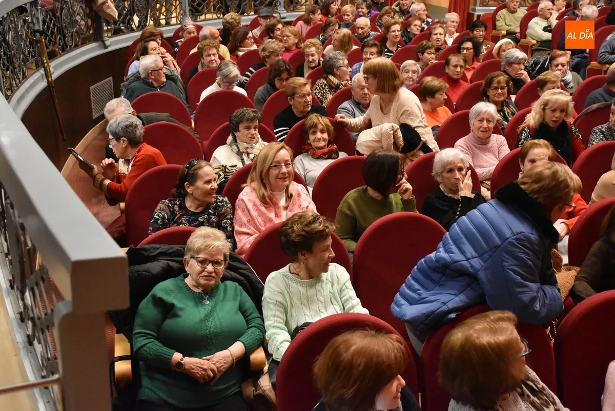 Foto 5 - Divertid&iacute;sima tarde en el Teatro de la mano de Amanecer con gran asistencia de p&uacute;blico