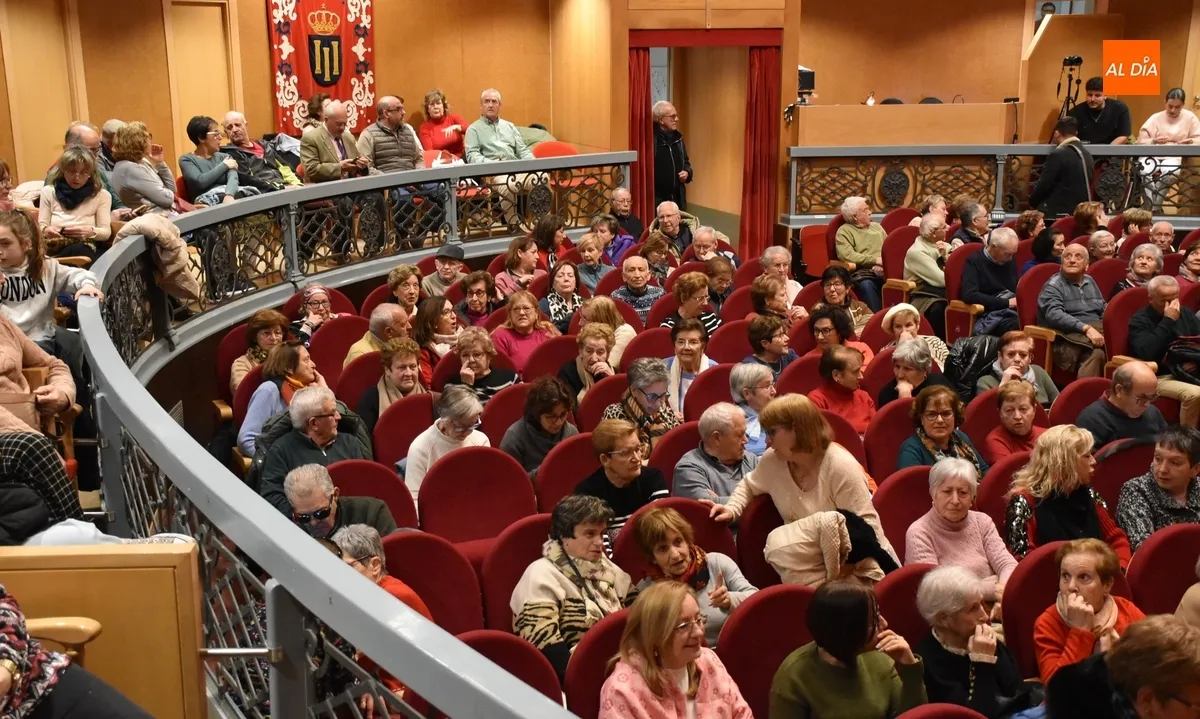 Foto 9 - Divertid&iacute;sima tarde en el Teatro de la mano de Amanecer con gran asistencia de p&uacute;blico