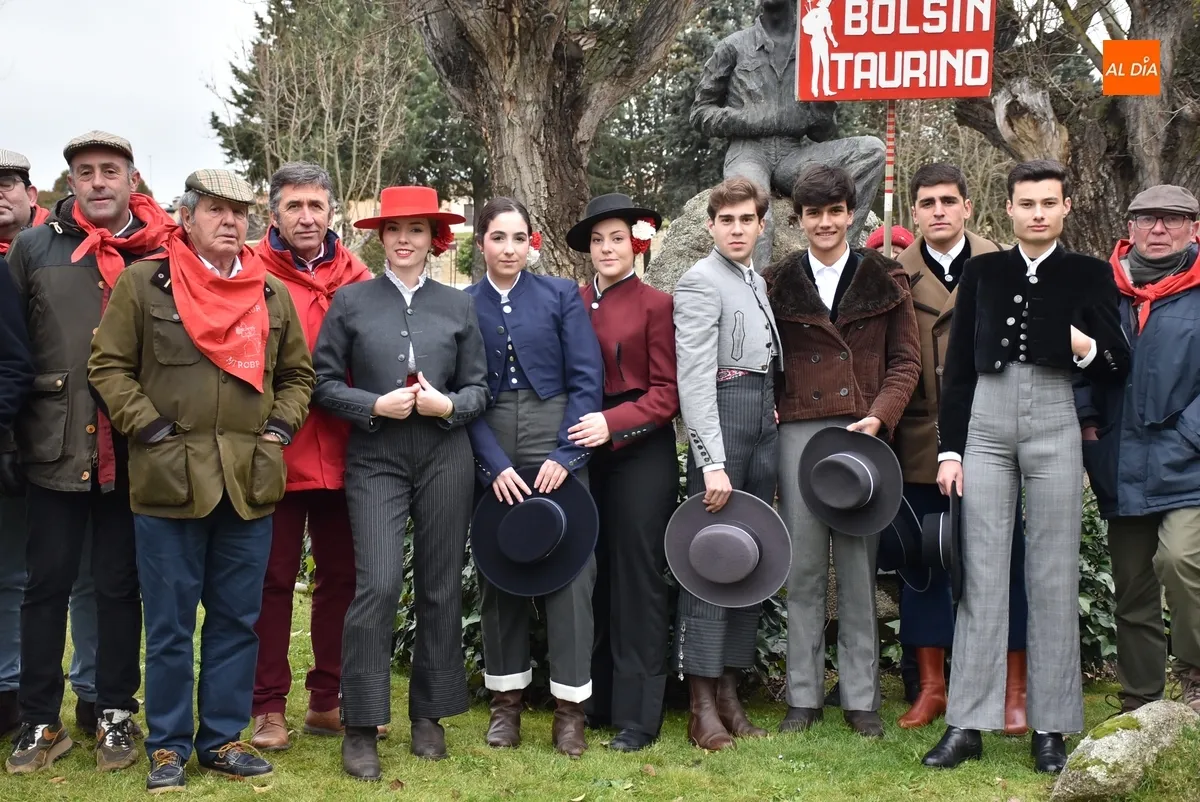Foto 3 - El Triunfador y los finalistas del Bols&iacute;n realizan el pase&iacute;llo por las calles de Ciudad Rodrigo