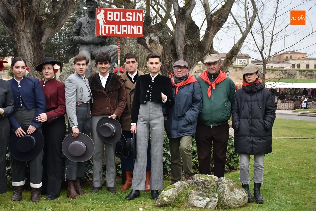Foto 4 - El Triunfador y los finalistas del Bols&iacute;n realizan el pase&iacute;llo por las calles de Ciudad Rodrigo