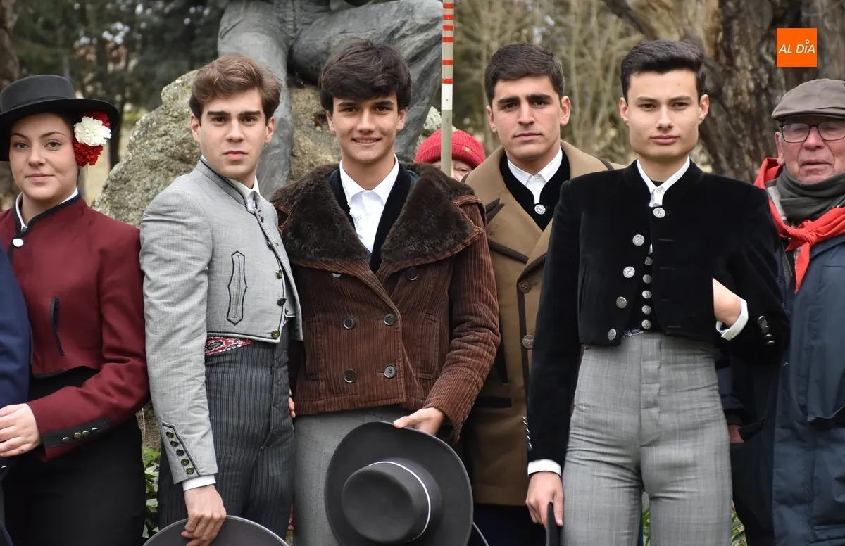 Foto 5 - El Triunfador y los finalistas del Bols&iacute;n realizan el pase&iacute;llo por las calles de Ciudad Rodrigo