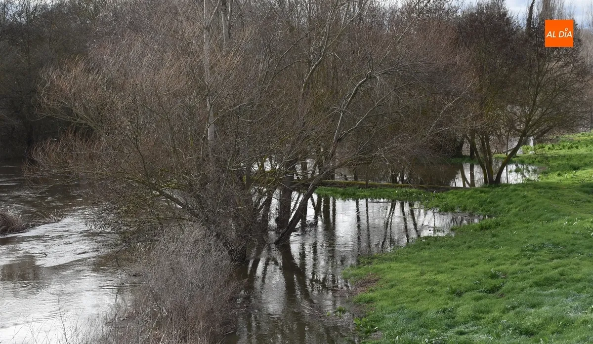 Foto 3 - El &Aacute;gueda se dispara por encima de los 100 m3/s de caudal a su paso por Ciudad Rodrigo