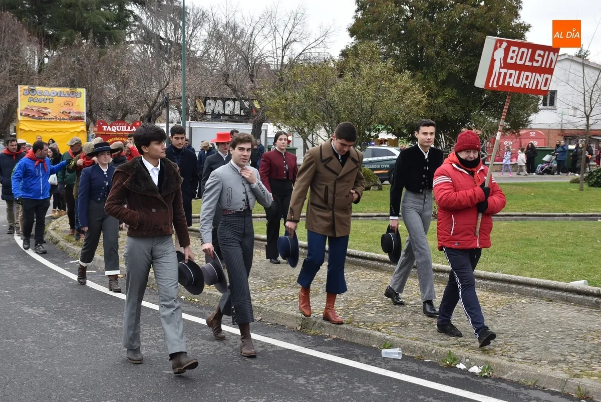 Foto 7 - El Triunfador y los finalistas del Bols&iacute;n realizan el pase&iacute;llo por las calles de Ciudad Rodrigo