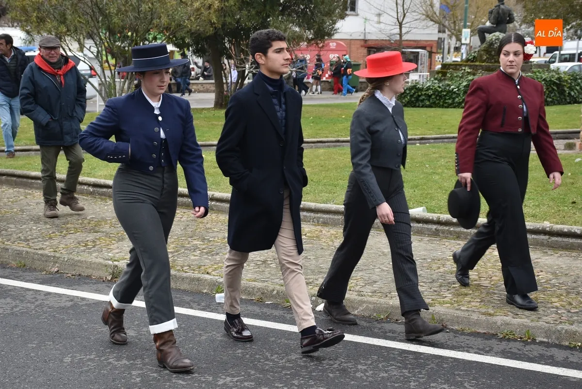 Foto 8 - El Triunfador y los finalistas del Bols&iacute;n realizan el pase&iacute;llo por las calles de Ciudad Rodrigo