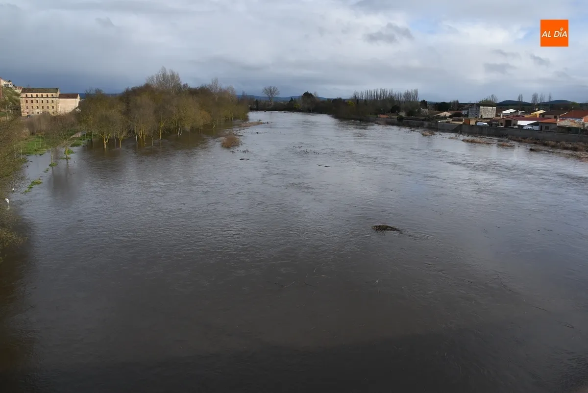 Foto 7 - El &Aacute;gueda se dispara por encima de los 100 m3/s de caudal a su paso por Ciudad Rodrigo