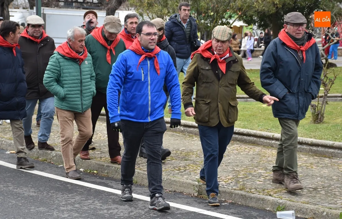 Foto 9 - El Triunfador y los finalistas del Bols&iacute;n realizan el pase&iacute;llo por las calles de Ciudad Rodrigo