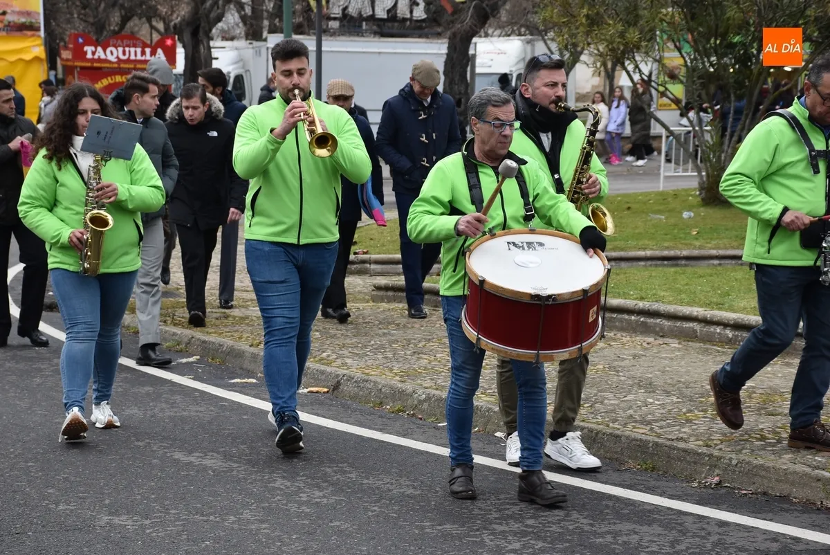 Foto 11 - El Triunfador y los finalistas del Bols&iacute;n realizan el pase&iacute;llo por las calles de Ciudad Rodrigo
