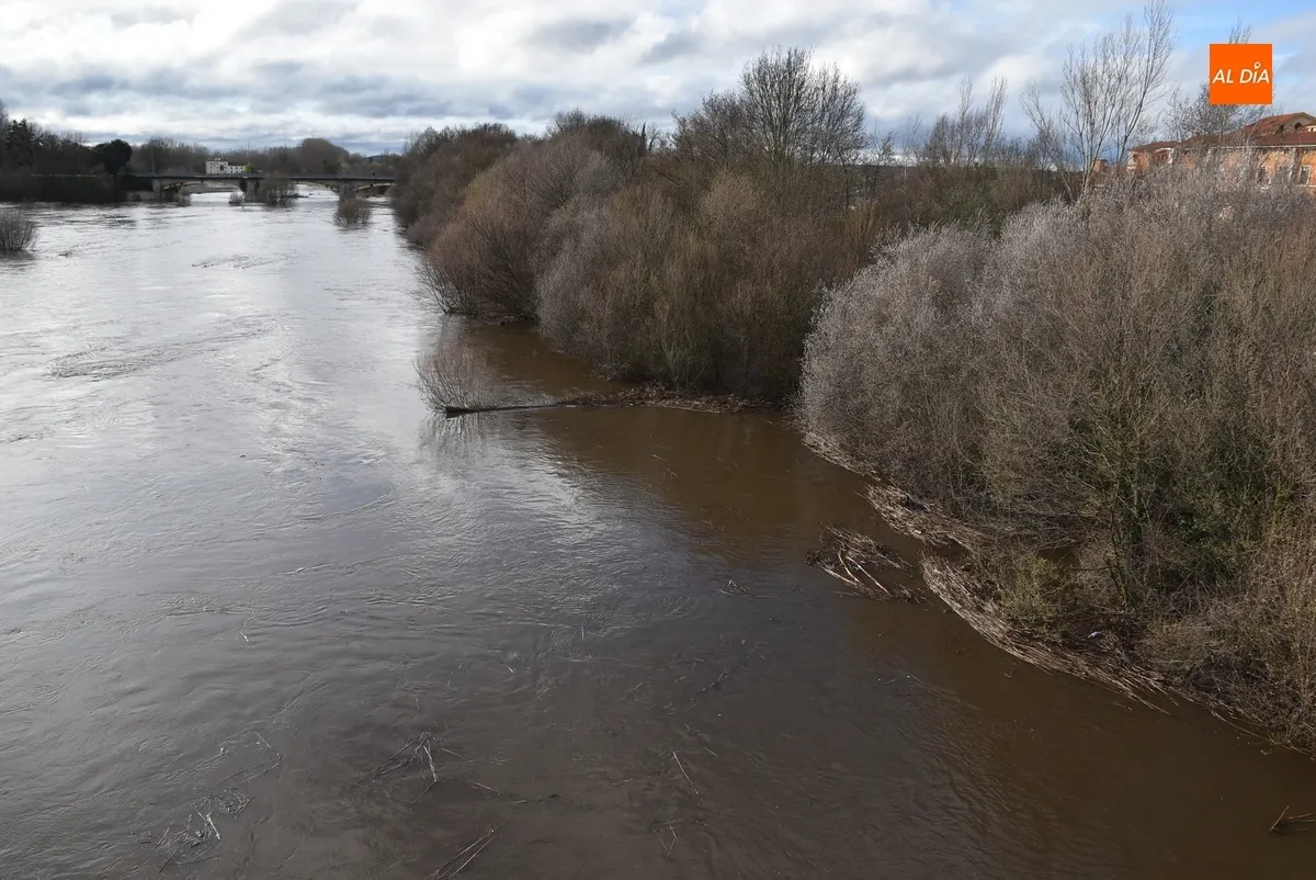 Foto 10 - El &Aacute;gueda se dispara por encima de los 100 m3/s de caudal a su paso por Ciudad Rodrigo