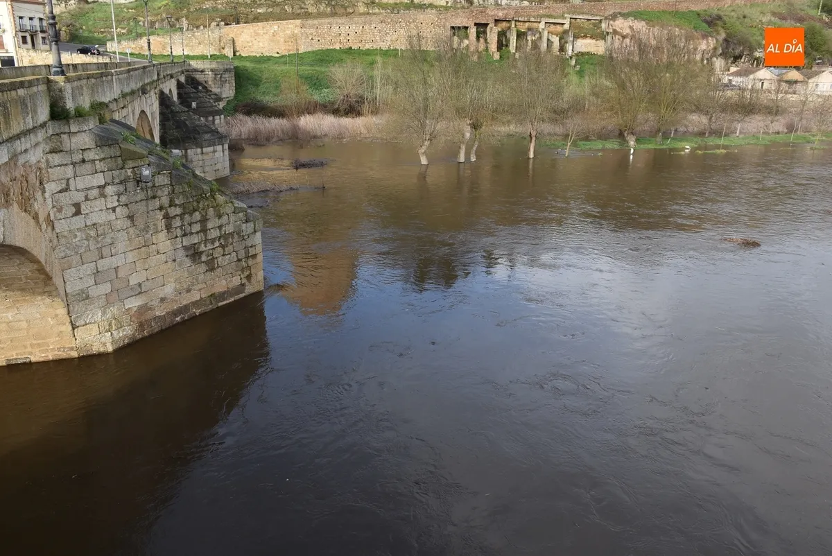 Foto 11 - El &Aacute;gueda se dispara por encima de los 100 m3/s de caudal a su paso por Ciudad Rodrigo