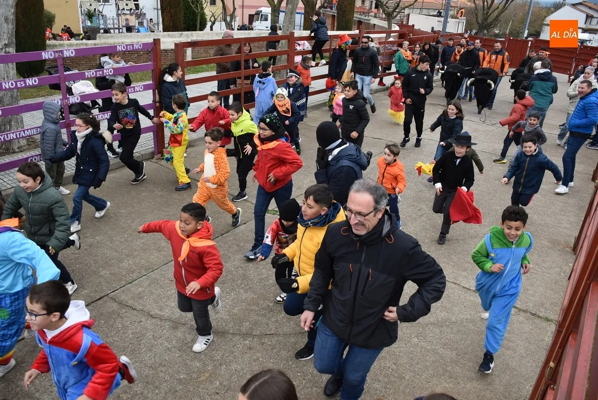 Foto 4 - Los m&aacute;s peque&ntilde;os se lo pasan en grande corriendo su propio encierro