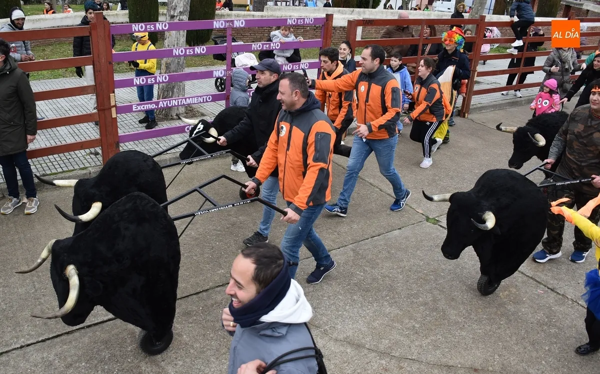 Foto 7 - Los m&aacute;s peque&ntilde;os se lo pasan en grande corriendo su propio encierro