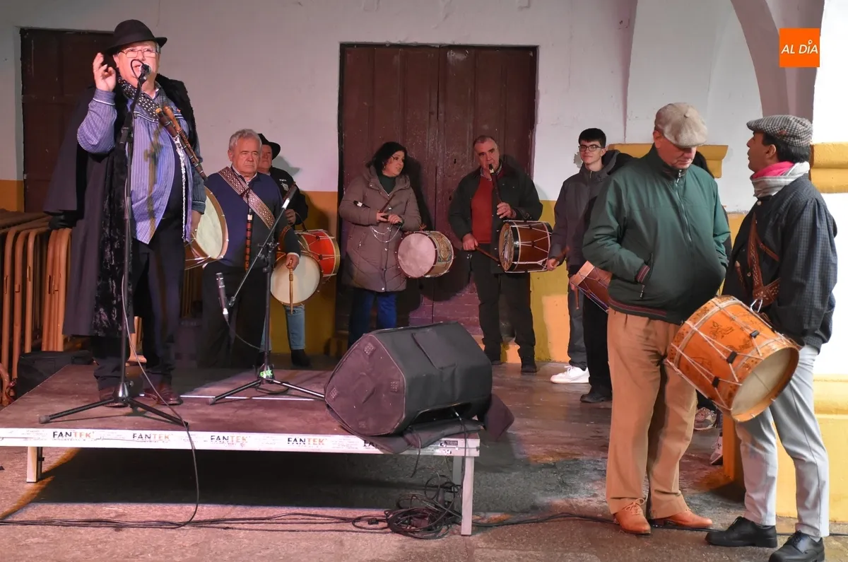 Foto 2 - El novedoso Encuentro de Tamborileros pone el broche a la Feria de Botijeros