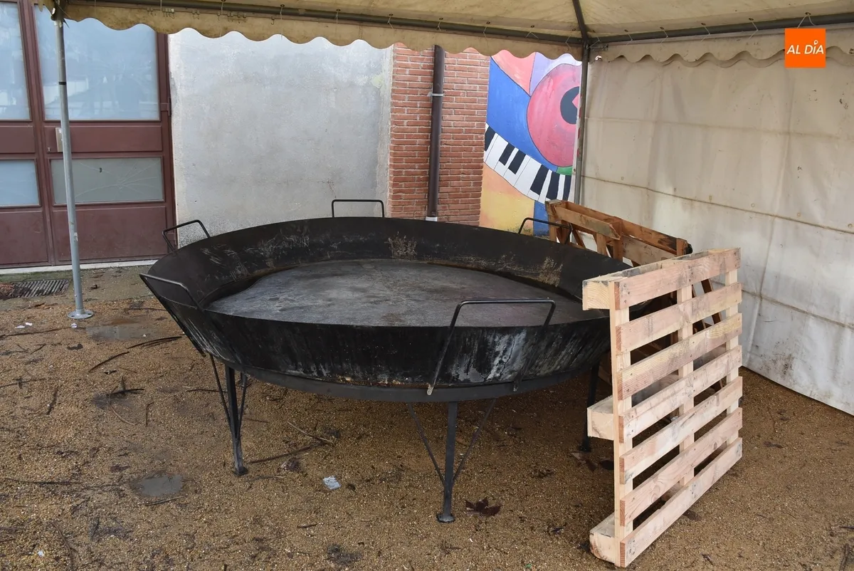 Foto 2 - Pelados 600 kilos de patatas para el gran guiso del Domingo de Pi&ntilde;ata