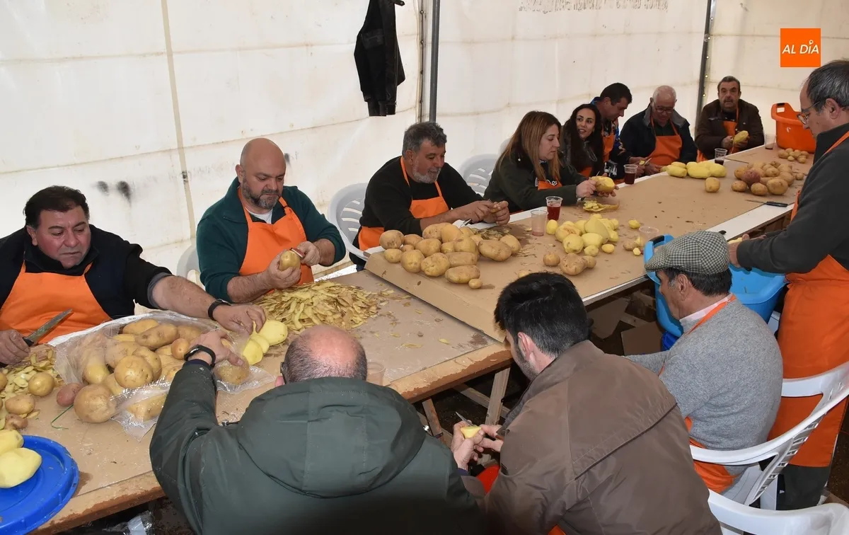 Foto 3 - Pelados 600 kilos de patatas para el gran guiso del Domingo de Pi&ntilde;ata