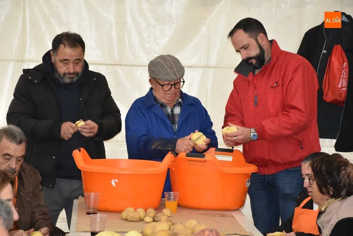 Foto 4 - Pelados 600 kilos de patatas para el gran guiso del Domingo de Pi&ntilde;ata