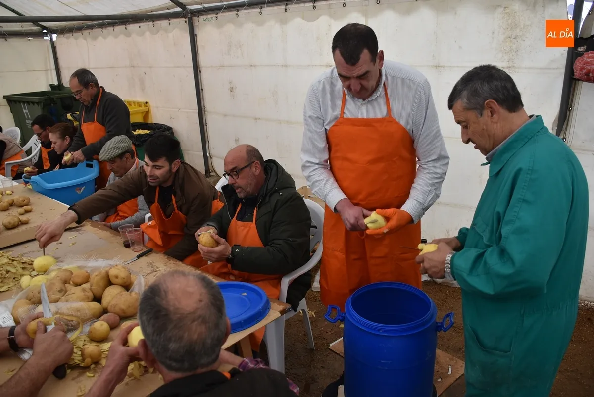 Foto 5 - Pelados 600 kilos de patatas para el gran guiso del Domingo de Pi&ntilde;ata