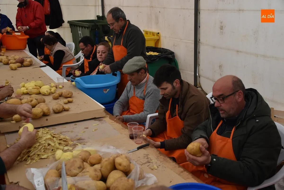 Foto 6 - Pelados 600 kilos de patatas para el gran guiso del Domingo de Pi&ntilde;ata