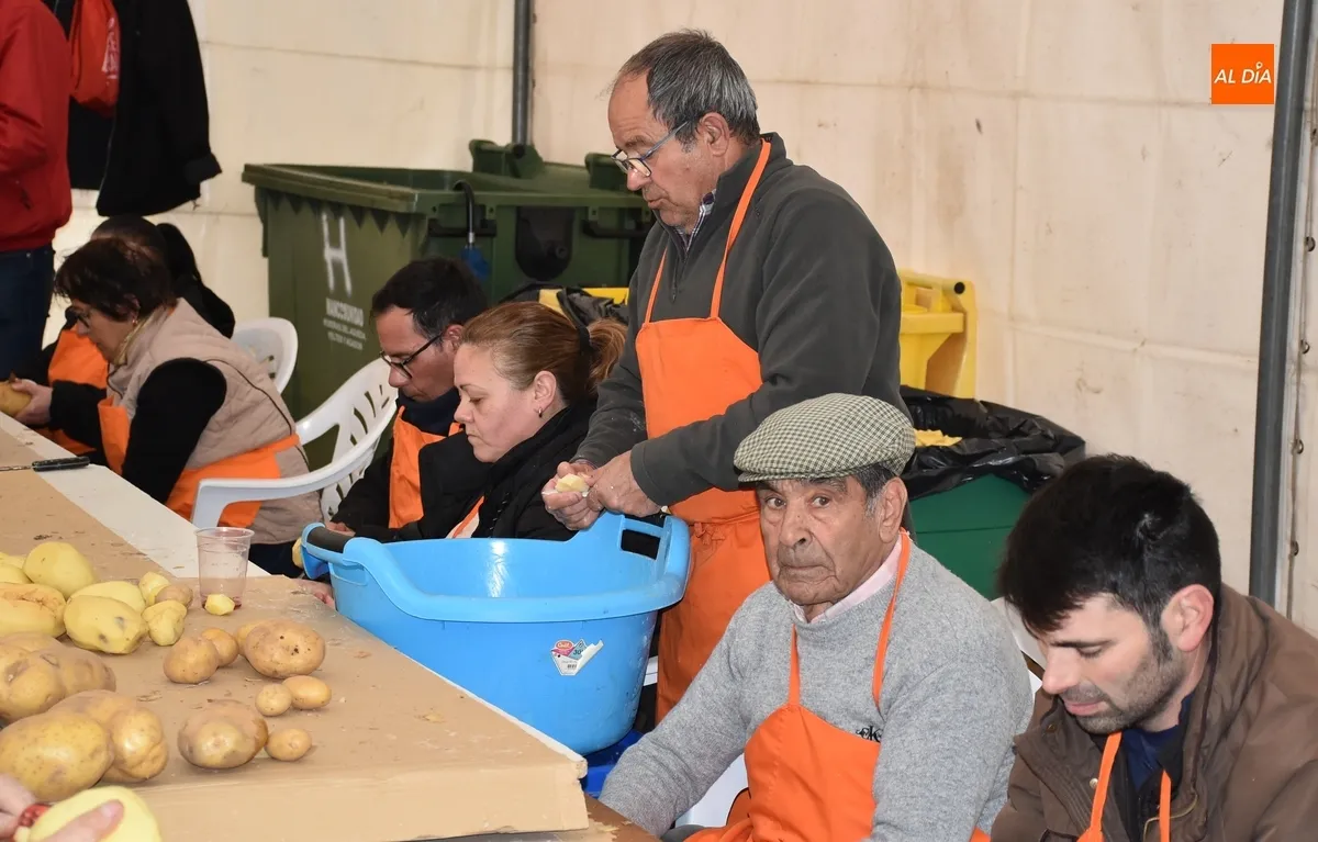 Foto 7 - Pelados 600 kilos de patatas para el gran guiso del Domingo de Pi&ntilde;ata