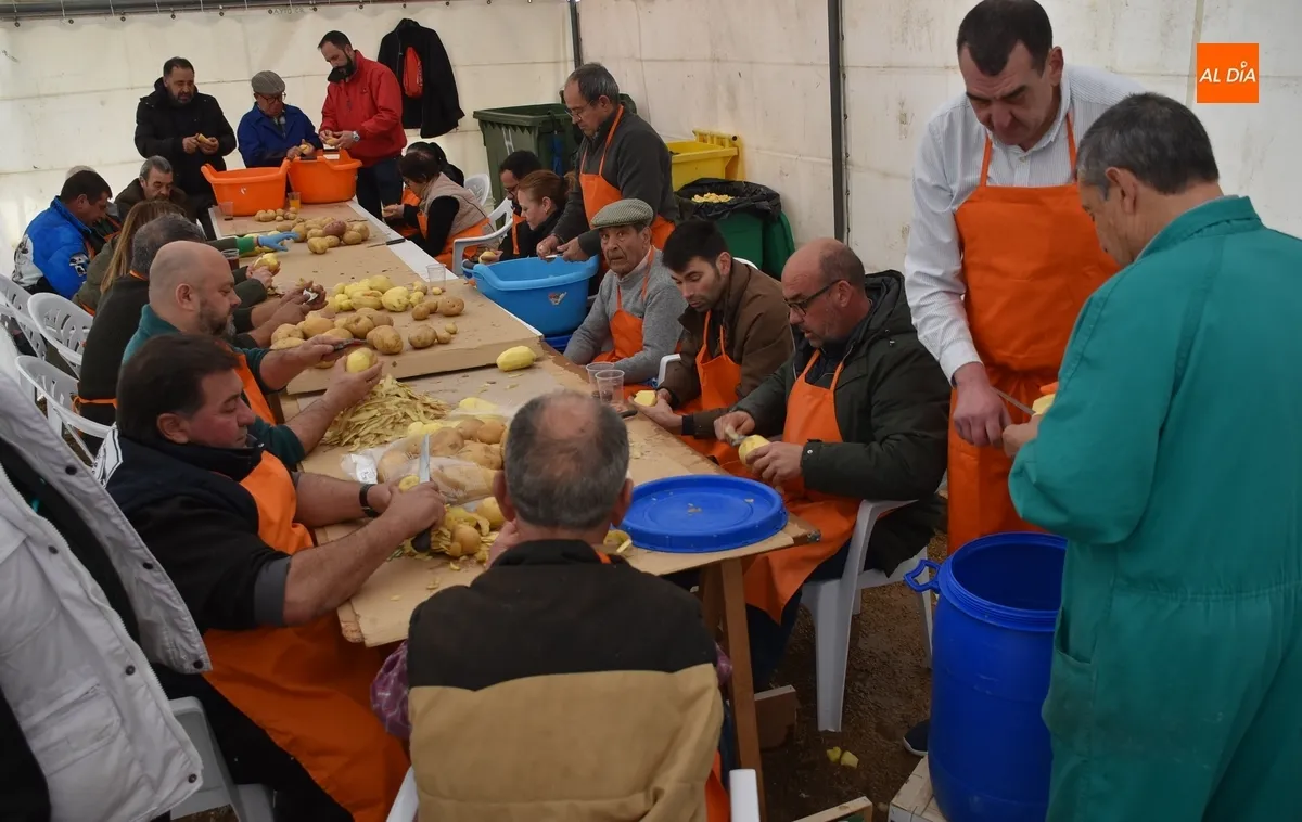 Foto 8 - Pelados 600 kilos de patatas para el gran guiso del Domingo de Pi&ntilde;ata