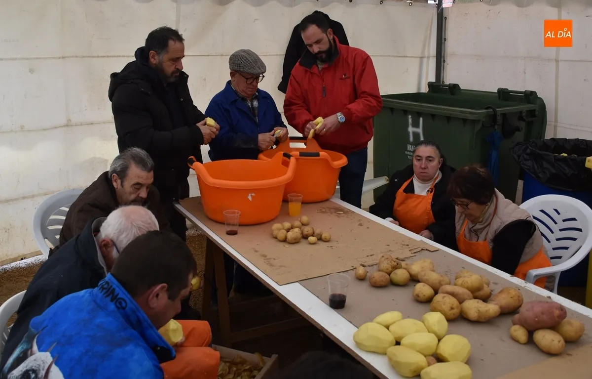 Foto 9 - Pelados 600 kilos de patatas para el gran guiso del Domingo de Pi&ntilde;ata