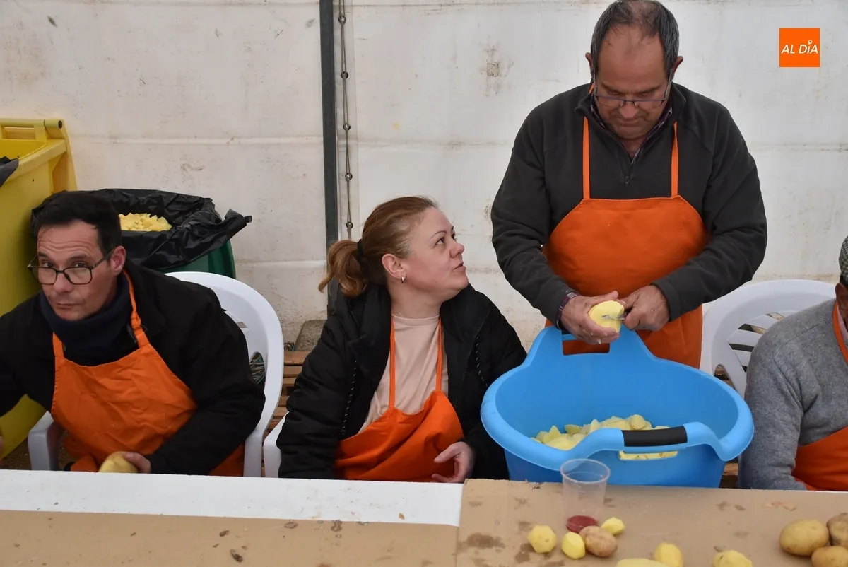 Foto 10 - Pelados 600 kilos de patatas para el gran guiso del Domingo de Pi&ntilde;ata