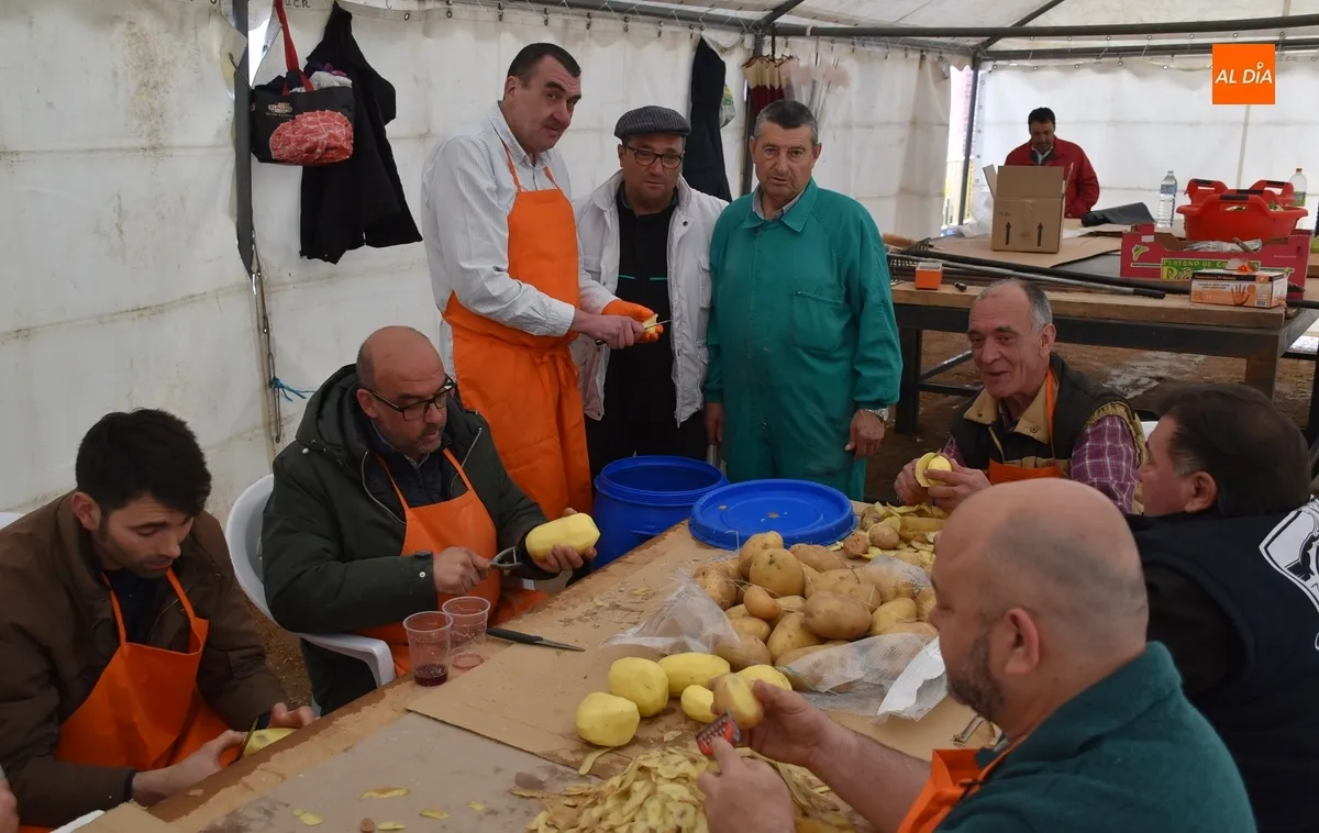 Foto 11 - Pelados 600 kilos de patatas para el gran guiso del Domingo de Pi&ntilde;ata