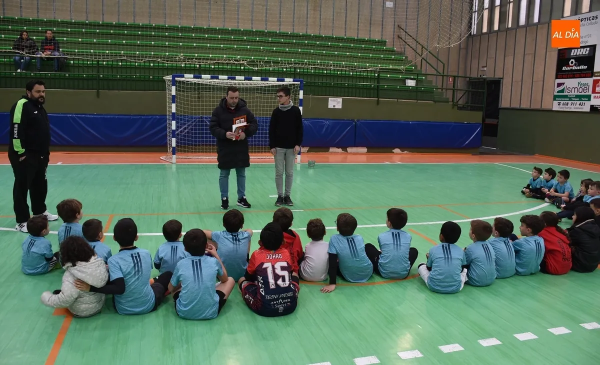 Foto 3 - M&aacute;gica visita a los benjamines y a los integrantes de la Escuela del III Columnas