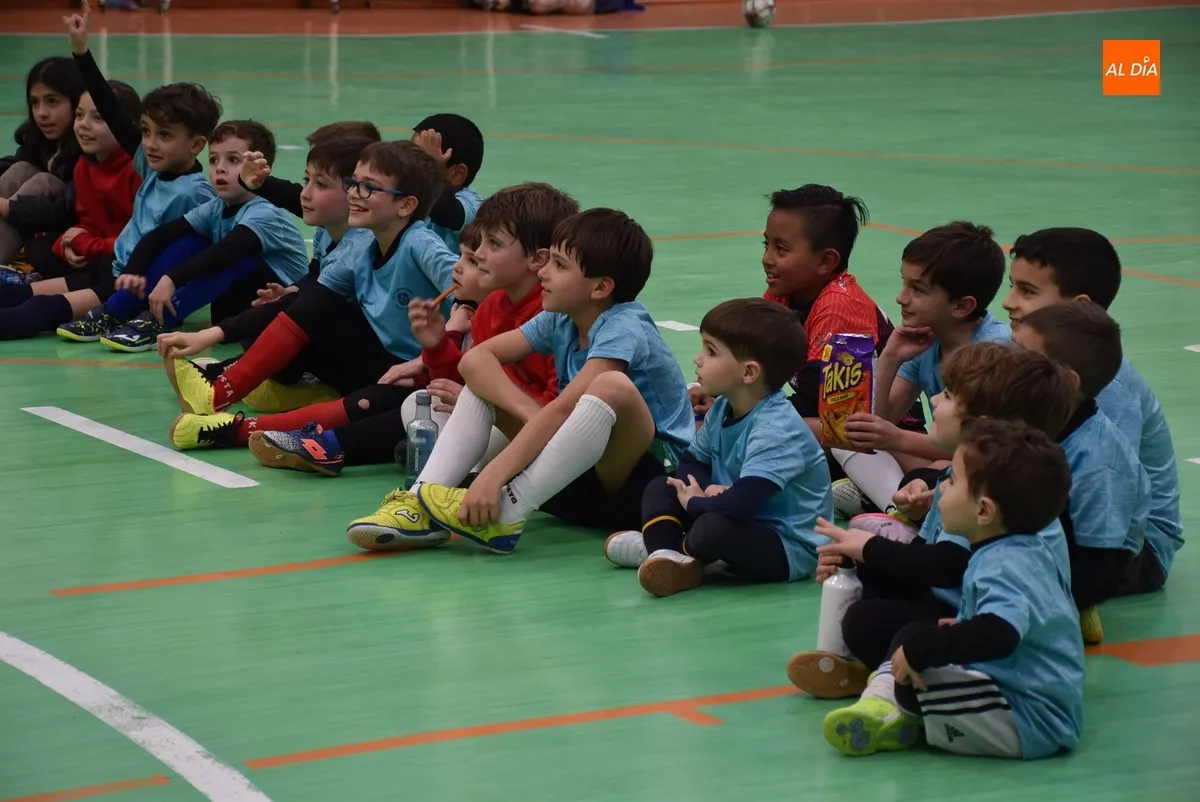 Foto 4 - M&aacute;gica visita a los benjamines y a los integrantes de la Escuela del III Columnas