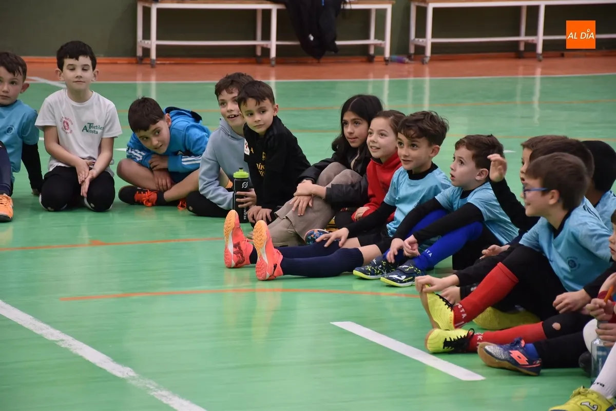 Foto 5 - M&aacute;gica visita a los benjamines y a los integrantes de la Escuela del III Columnas