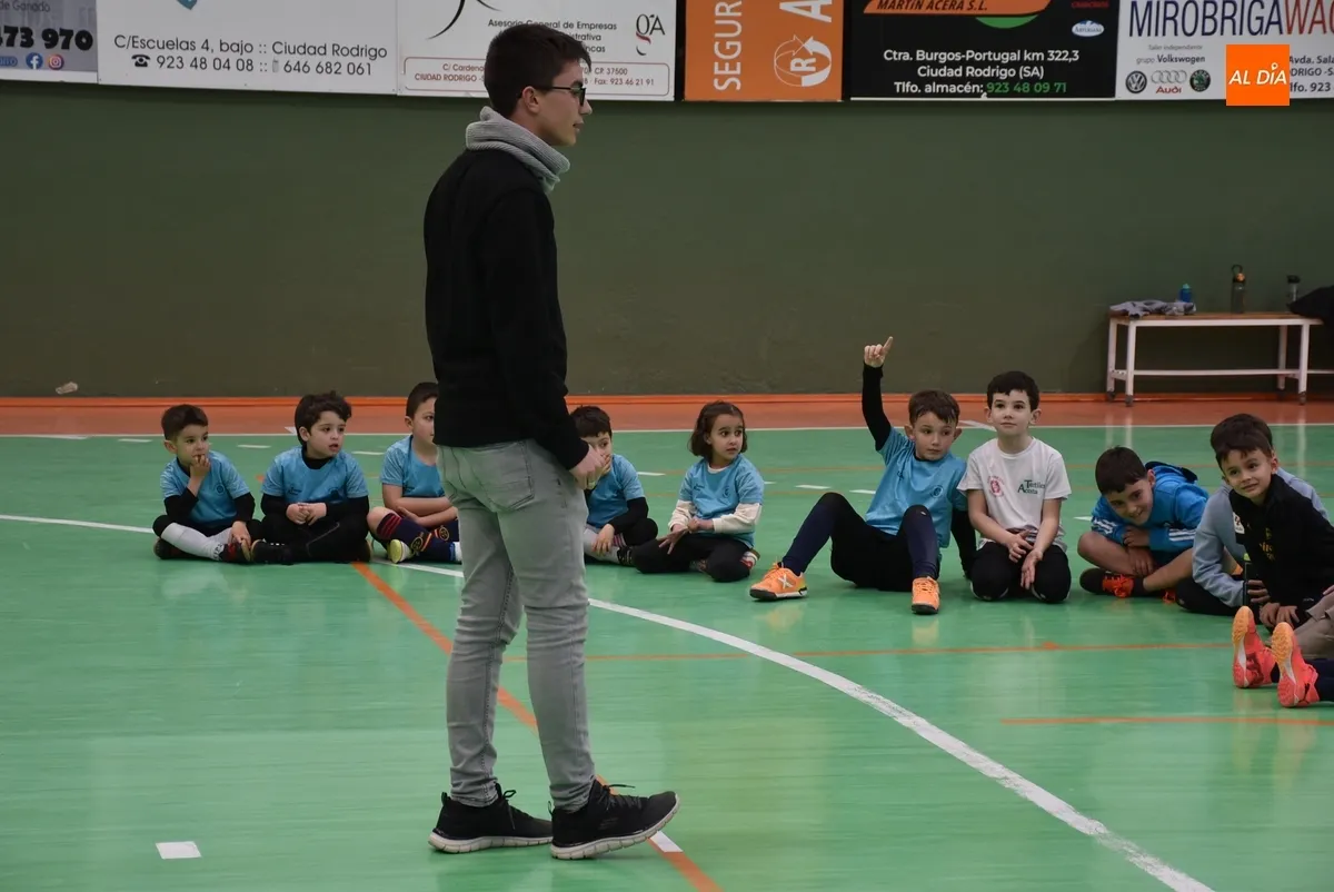 Foto 6 - M&aacute;gica visita a los benjamines y a los integrantes de la Escuela del III Columnas