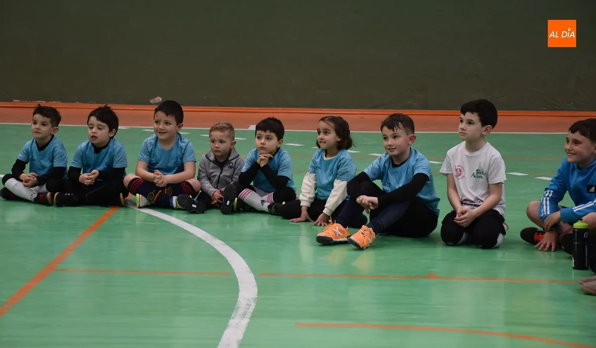 Foto 7 - M&aacute;gica visita a los benjamines y a los integrantes de la Escuela del III Columnas