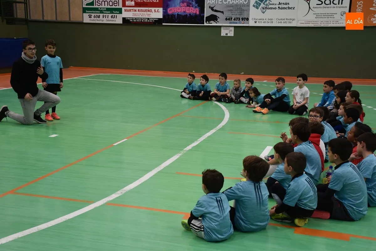 Foto 8 - M&aacute;gica visita a los benjamines y a los integrantes de la Escuela del III Columnas