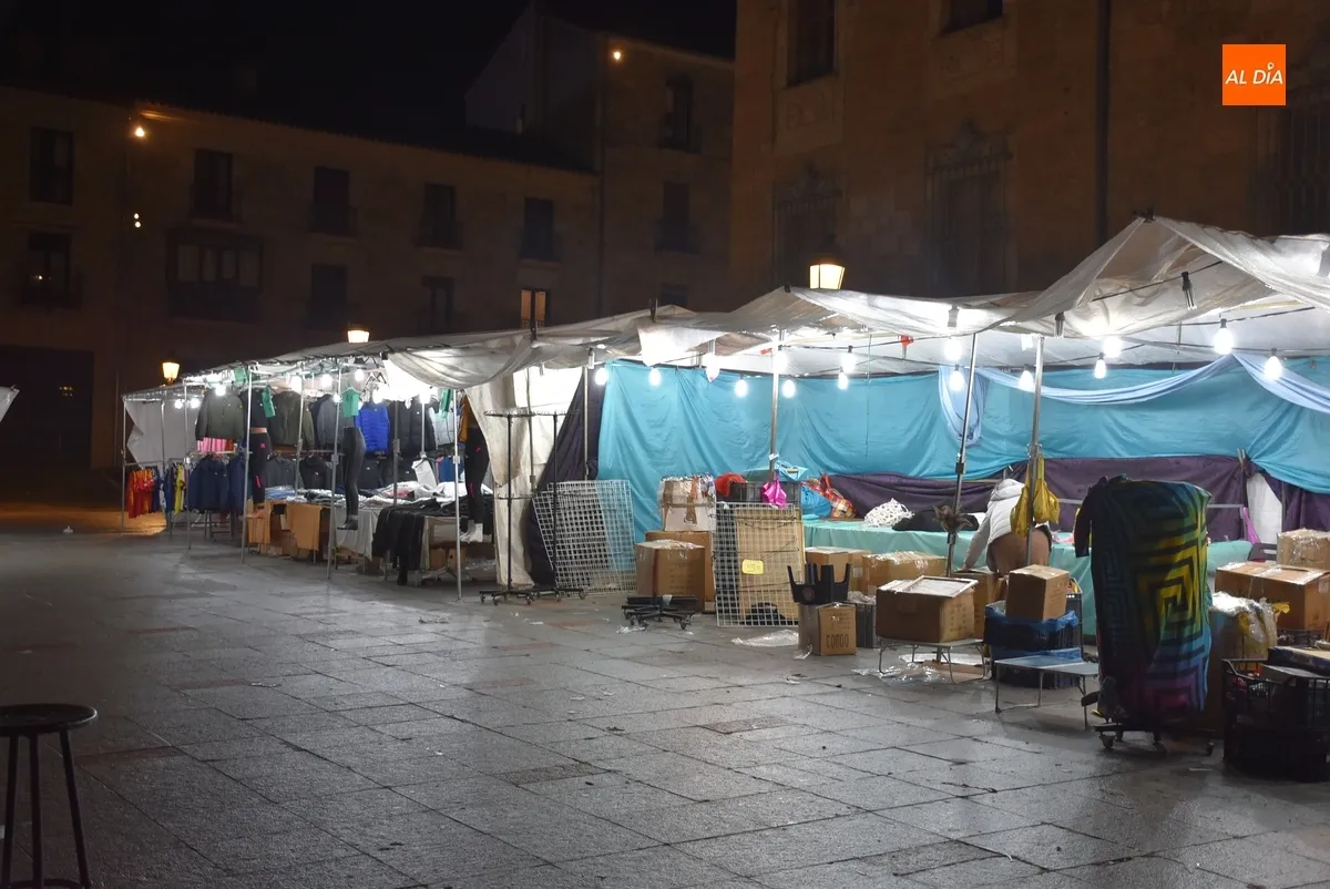 Foto 5 - Los puestos ambulantes se apresuran a marcharse mientras el Bingo pone en juego un iPhone 16