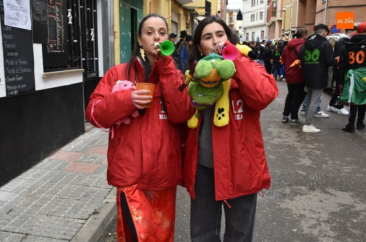 Foto 4 - Manliao encabeza una multitudinaria ruta por varias pe&ntilde;as de j&oacute;venes