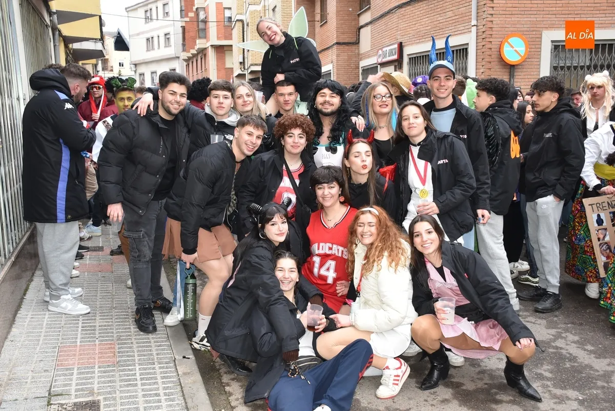 Foto 5 - Manliao encabeza una multitudinaria ruta por varias pe&ntilde;as de j&oacute;venes