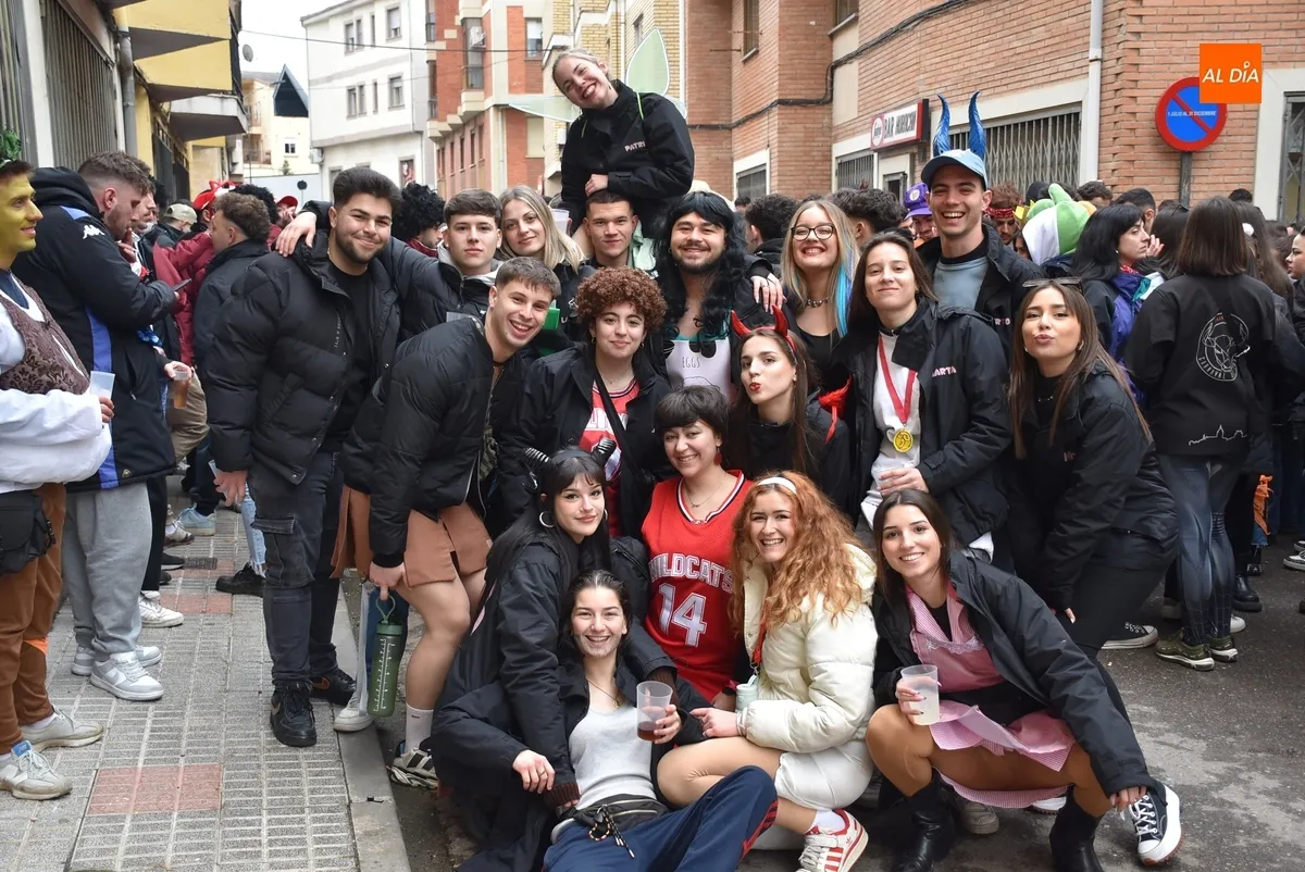 Foto 6 - Manliao encabeza una multitudinaria ruta por varias pe&ntilde;as de j&oacute;venes