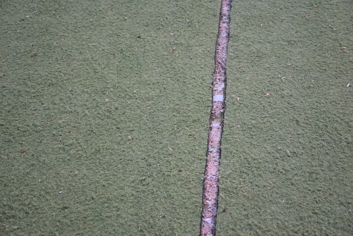 Foto 4 - Advierten del riesgo que empieza a entra&ntilde;ar la superficie del minicampo de f&uacute;tbol de La Glorieta