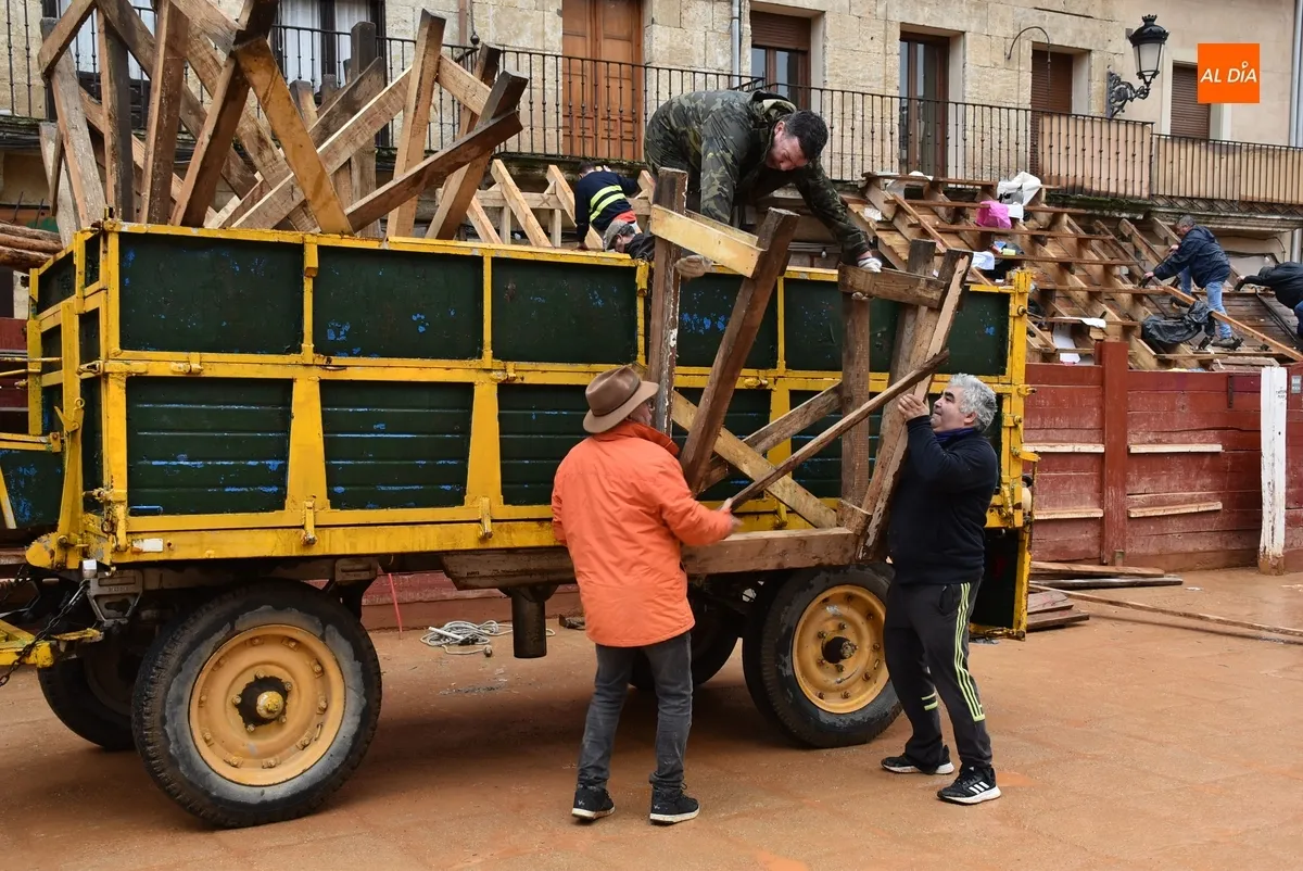 Foto 2 - La lluvia tambi&eacute;n visita parte del veloz desmontaje de los tablaos de la Plaza Mayor
