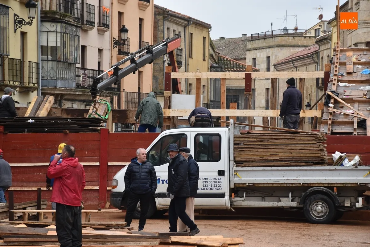 Foto 3 - La lluvia tambi&eacute;n visita parte del veloz desmontaje de los tablaos de la Plaza Mayor