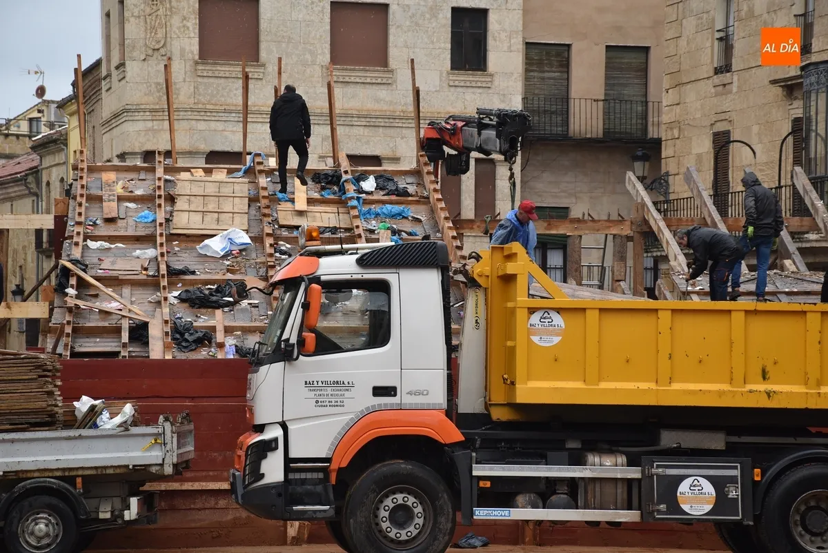 Foto 4 - La lluvia tambi&eacute;n visita parte del veloz desmontaje de los tablaos de la Plaza Mayor