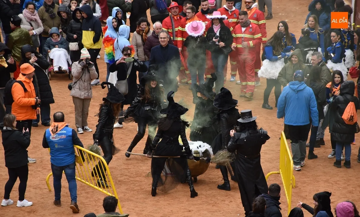 Foto 10 - Los Desperdigaos festejan sus 15 a&ntilde;os en una jornada marcada por los disfraces entre los mirobrigenses