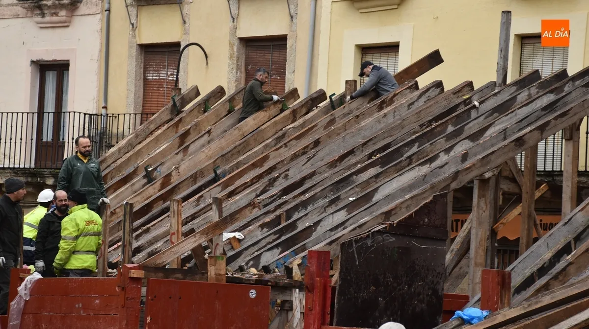 Foto 5 - La lluvia tambi&eacute;n visita parte del veloz desmontaje de los tablaos de la Plaza Mayor